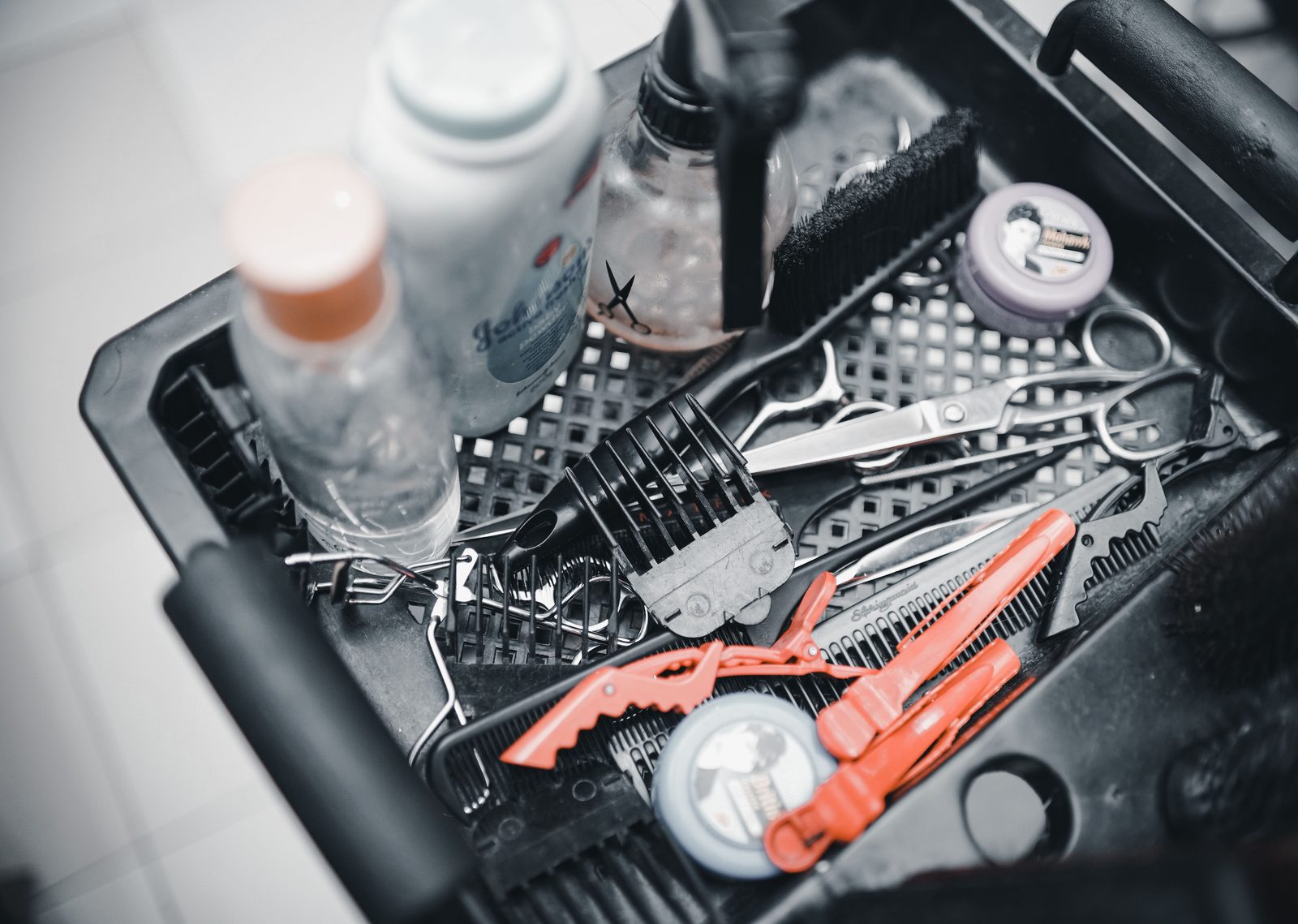 Professionelle Friseurwerkzeuge auf einem Salonwagen