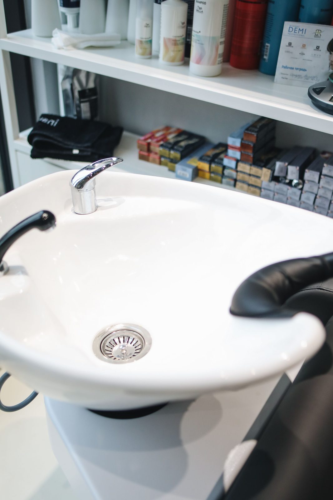 Waschplatz und Pflegeprodukte in einem Friseursalon